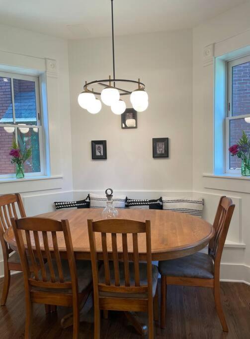 Derby Luxe 3-story Historic 6 Min From Churchill *