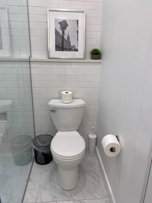 Derby Luxe 3-story Historic 6 Min From Churchill Holiday home *