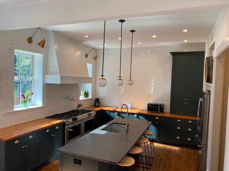 Derby Luxe 3-story Historic 6 Min From Churchill *