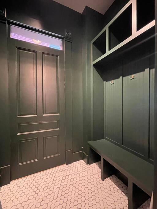 Derby Luxe 3-story Historic 6 Min From Churchill *
