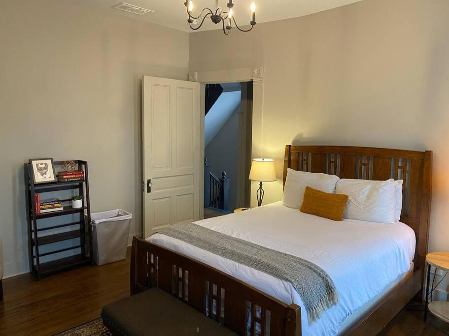Derby Luxe 3-story Historic 6 Min From Churchill Holiday home *