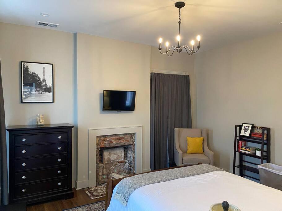 Holiday home Derby Luxe 3-story Historic 6 Min From Churchill
