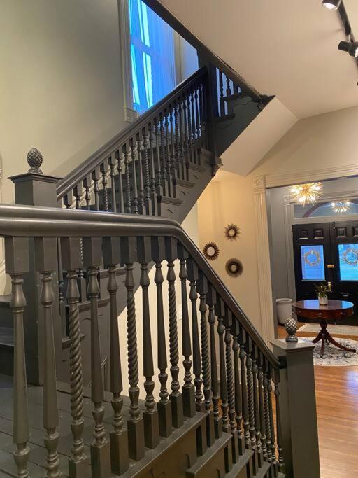 Derby Luxe 3-story Historic 6 Min From Churchill Holiday home